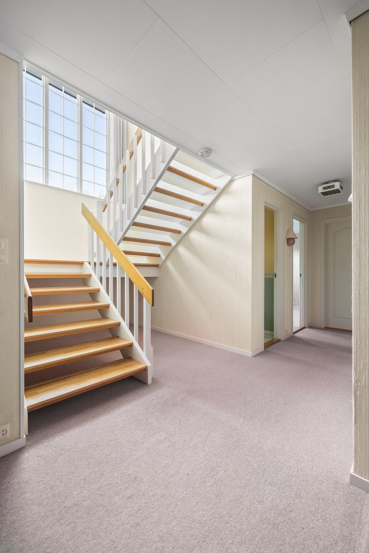 Trappeoppgangen skaper romfølelse og lys med store vindusflater Galleribilde