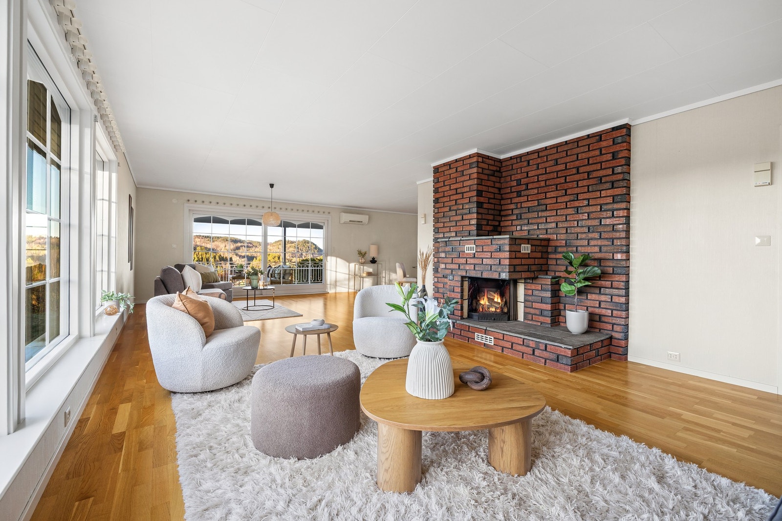 Åpen og innbydende stue med store vinduer som gir flott utsyn og mye naturlig lys Galleribilde