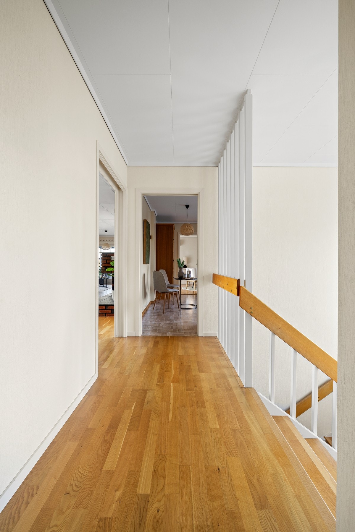 På den andre siden av gangen finner du husets 4 soverom, baderom og eget toalett Galleribilde