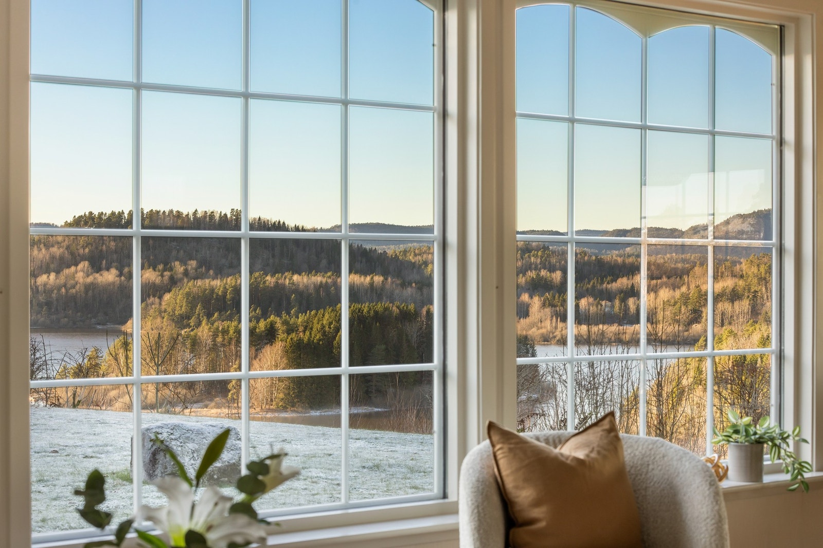 Utsikten blir en naturlig del av hjemmet og skaper en fredfull og behagelig atmosfære Galleribilde