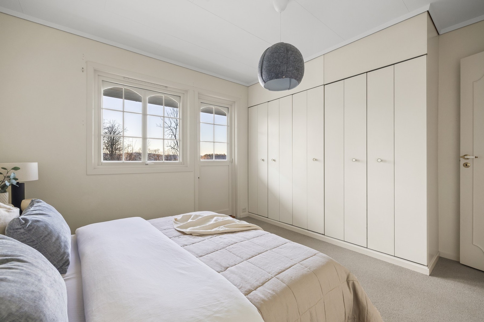 Innredet med praktisk garderobeløsning med mye oppbevaringsplass Galleribilde