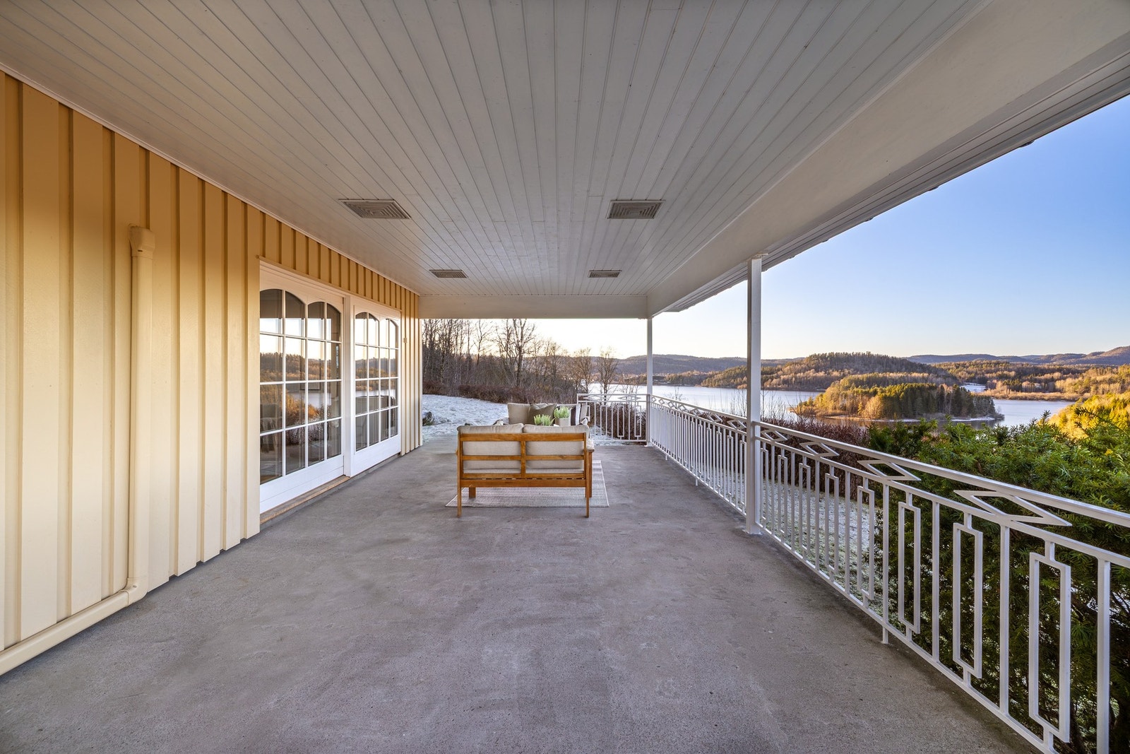 Romslig veranda med plass til å innrede i flere soner Galleribilde