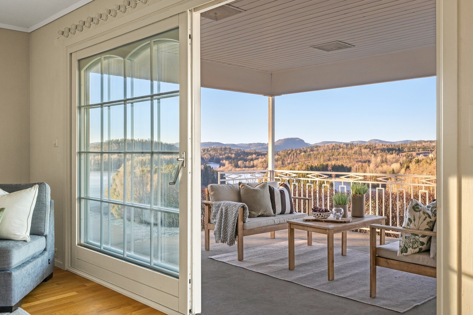 Fra stuen har du utgang til en veranda på hele 33m² Galleribilde