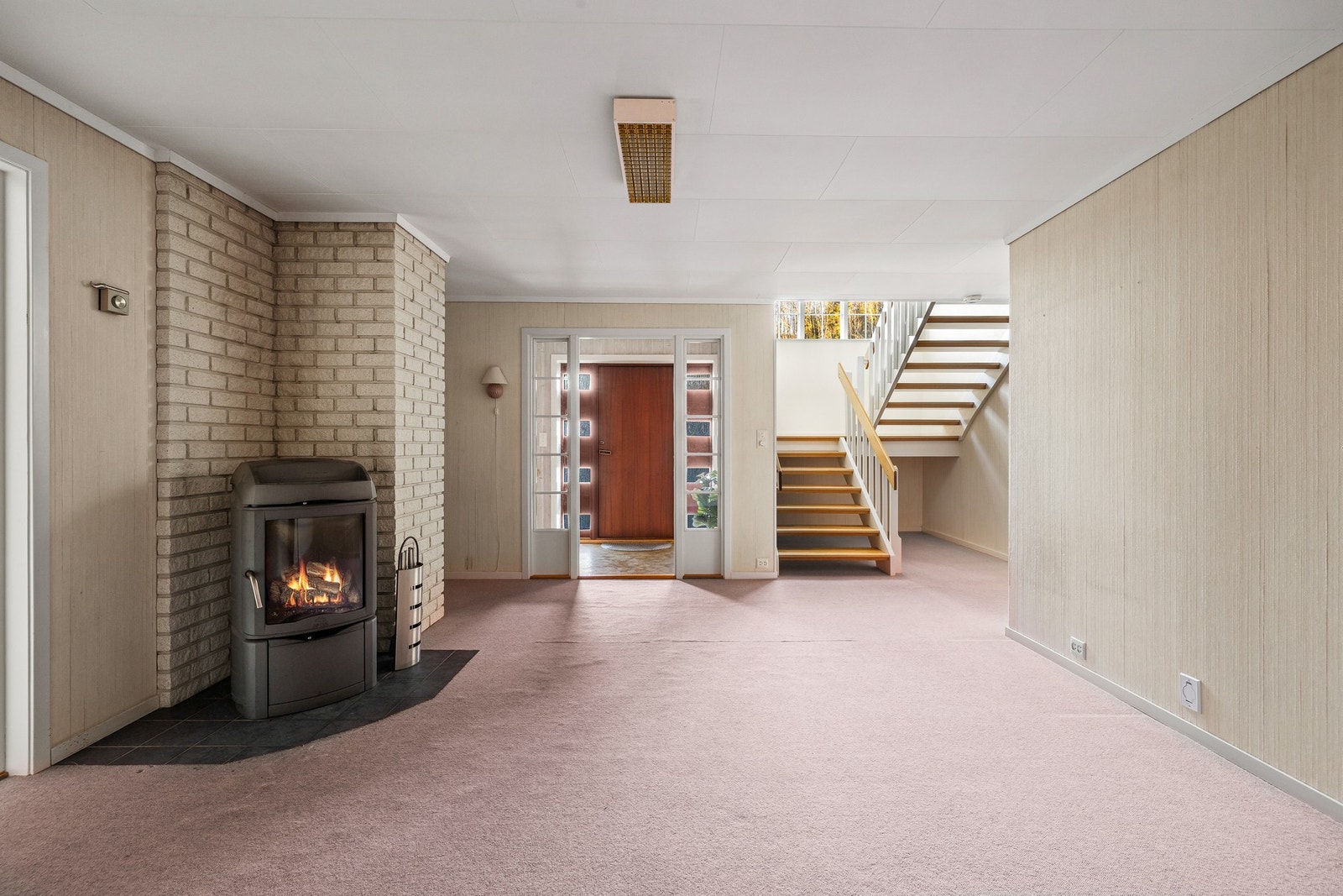 Innenfor entré har du et fleksibelt rom som egner seg ypperlig som en ekstra stue Galleribilde