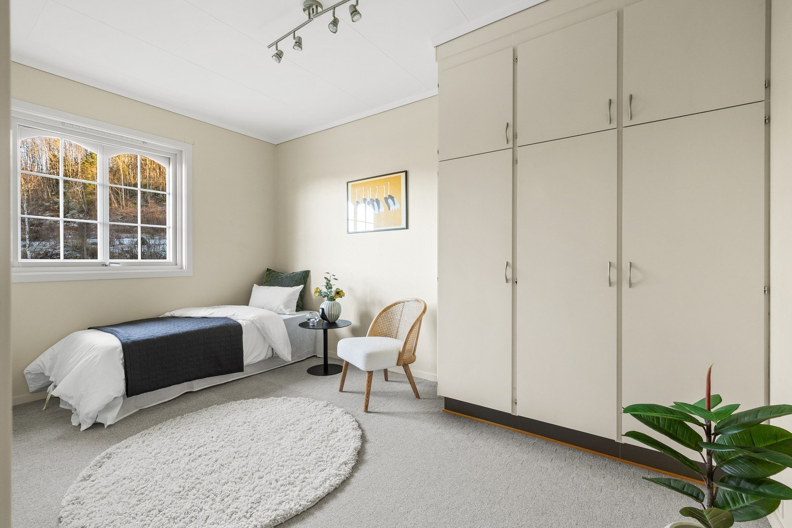 Soverom II er også av god størrelse og innredet med praktisk garderobeløsning Galleribilde