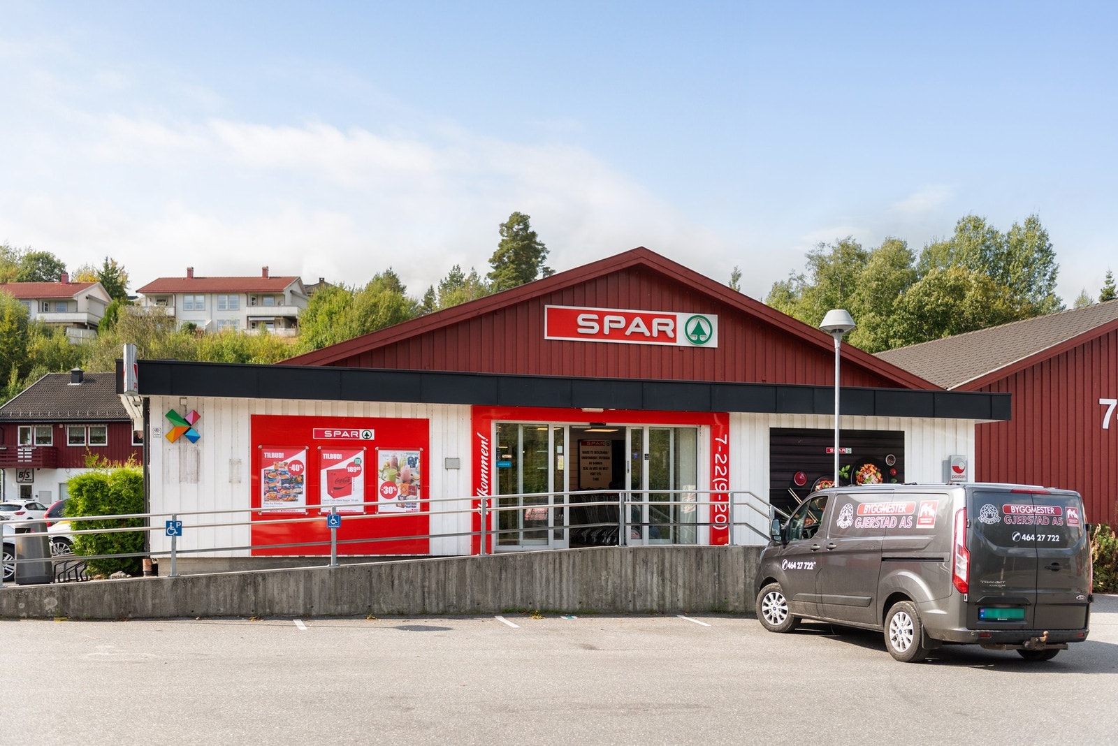 I Kodal har du nærbutikken Spar, bensinstasjon, frisør og kollektiv trafikk til Sandefjord Galleribilde