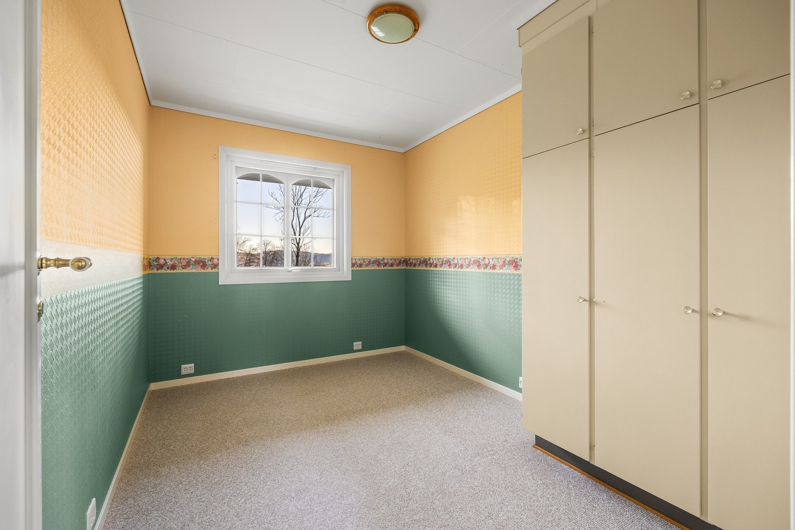 Soverom IIII er også av god størrelse og innredet med garderobeskap Galleribilde