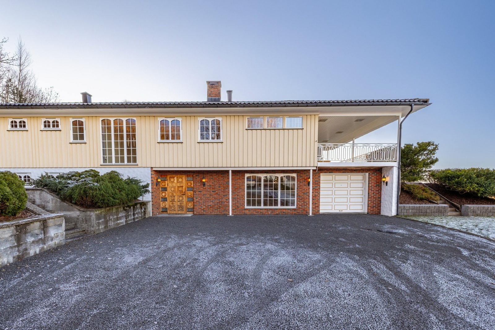 Hyggelig inngangsparti og garasje, samt parkeringsmuligheter i gårdsplassen Galleribilde