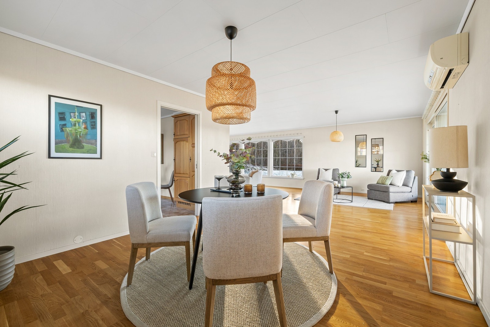 Spisestuen ligger praktisk til i tilknytning til kjøkkenet Galleribilde