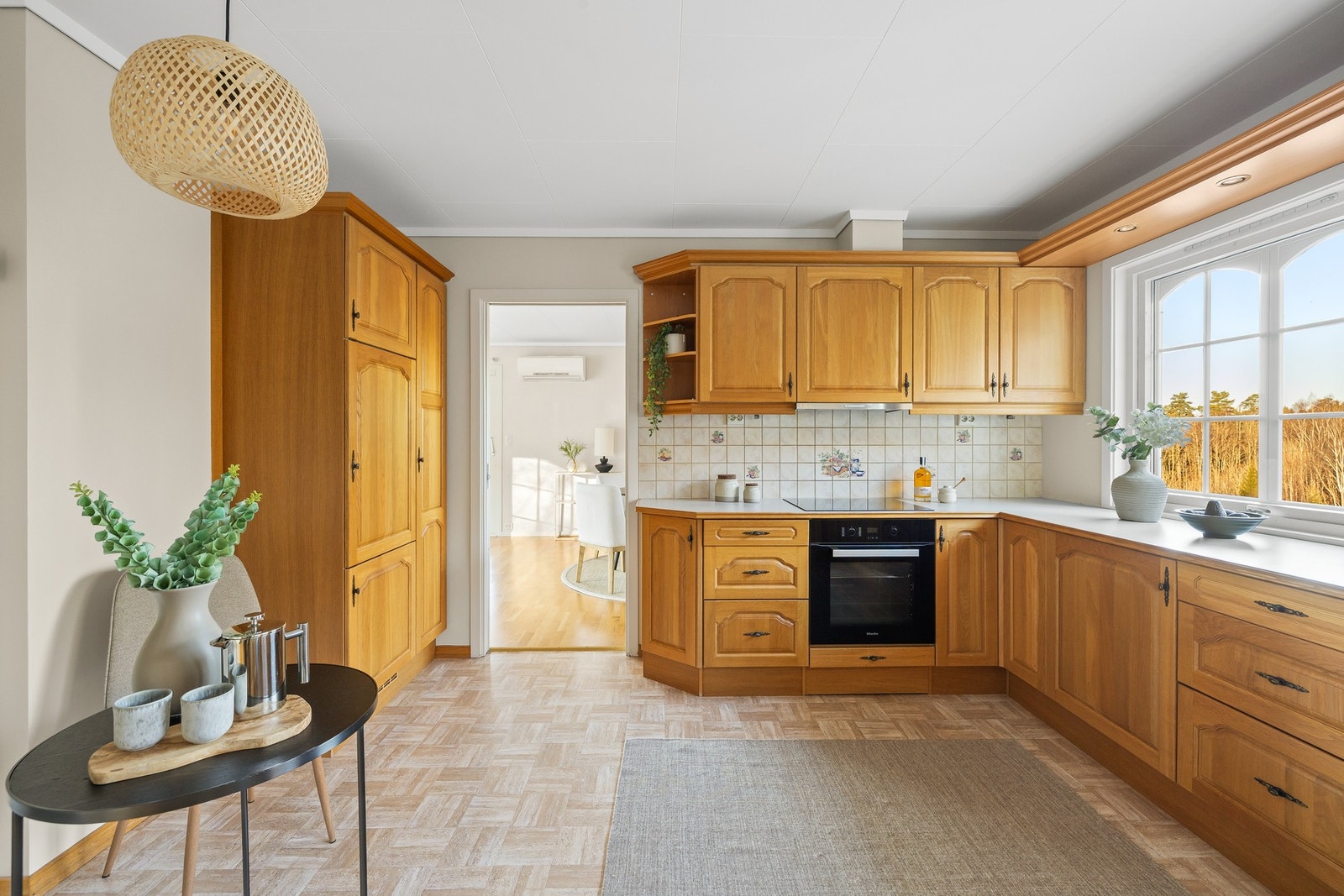 Kjøkkenet er svært romslig med mye oppbevaringsplass i skap og generøse arbeidsflater Galleribilde