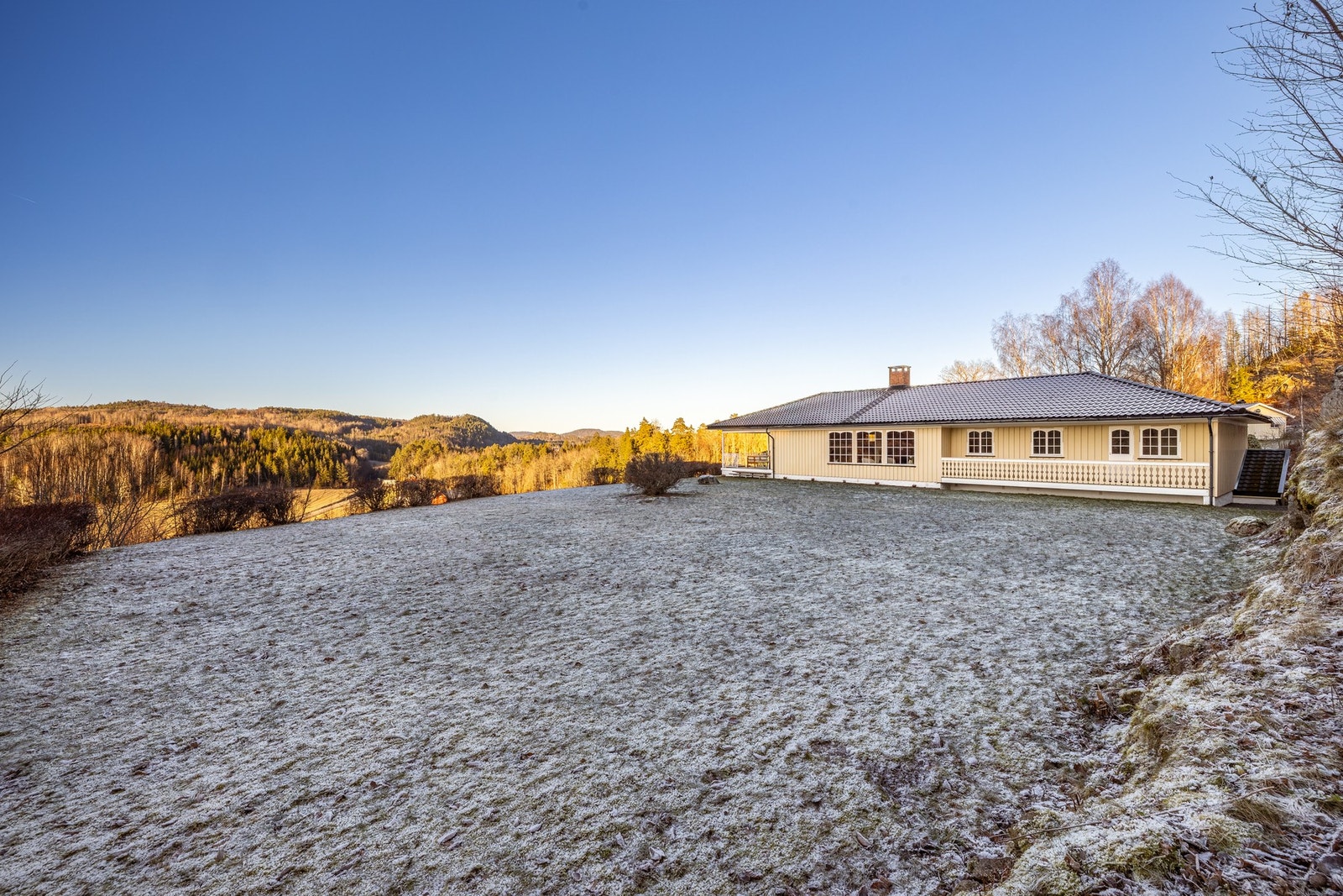 Stor hage som gir et hyggelig uterom for både store og små Galleribilde