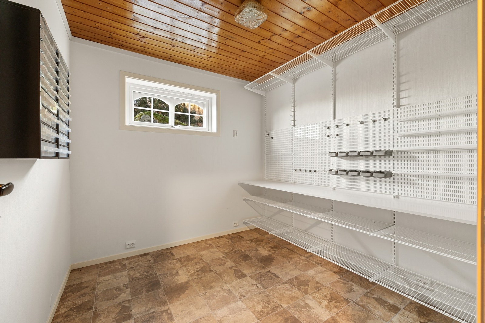 Boligen har hele 3 boder og eget vaskerom Galleribilde