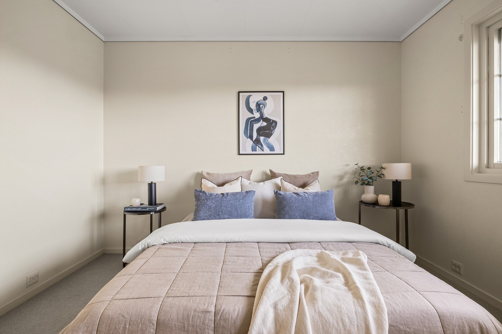 Her har du god plass til dobbeltseng og nattbord på hver side Galleribilde