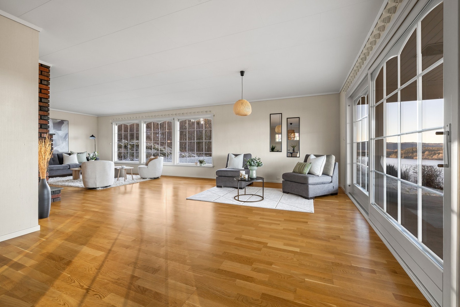 Stuen er svært romslig som gir deg mange innredningsmuligheter Galleribilde