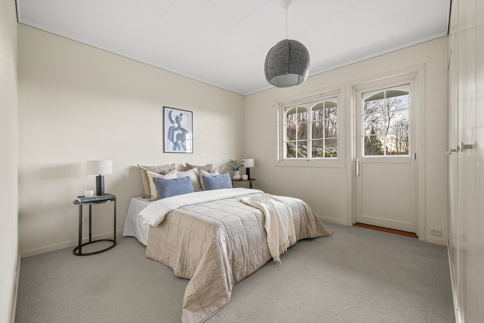 Romslig hovedsoverom med utgang til balkong på 7m² Galleribilde