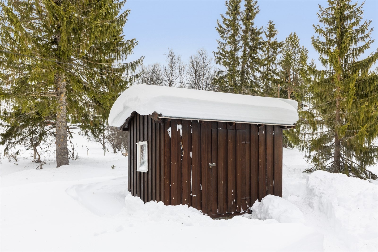 Tilhørende uthus med vedskåle og utedo. Galleribilde
