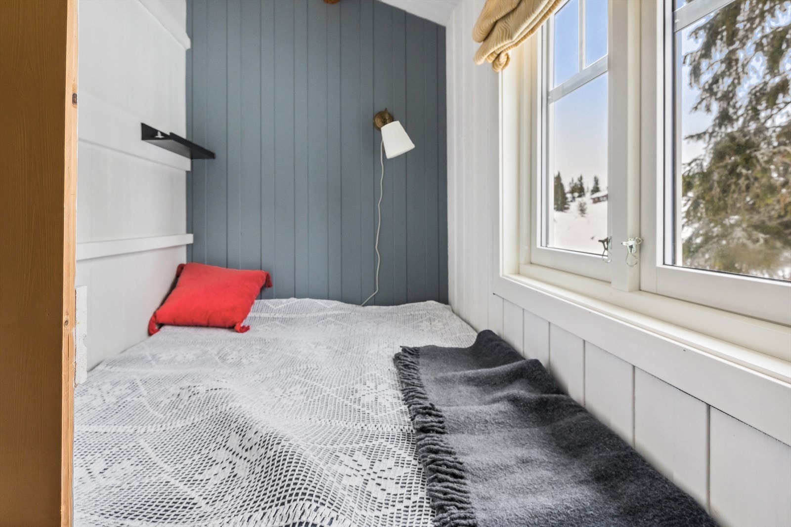 Lys og hyggelig alkove med sengeplass. Galleribilde