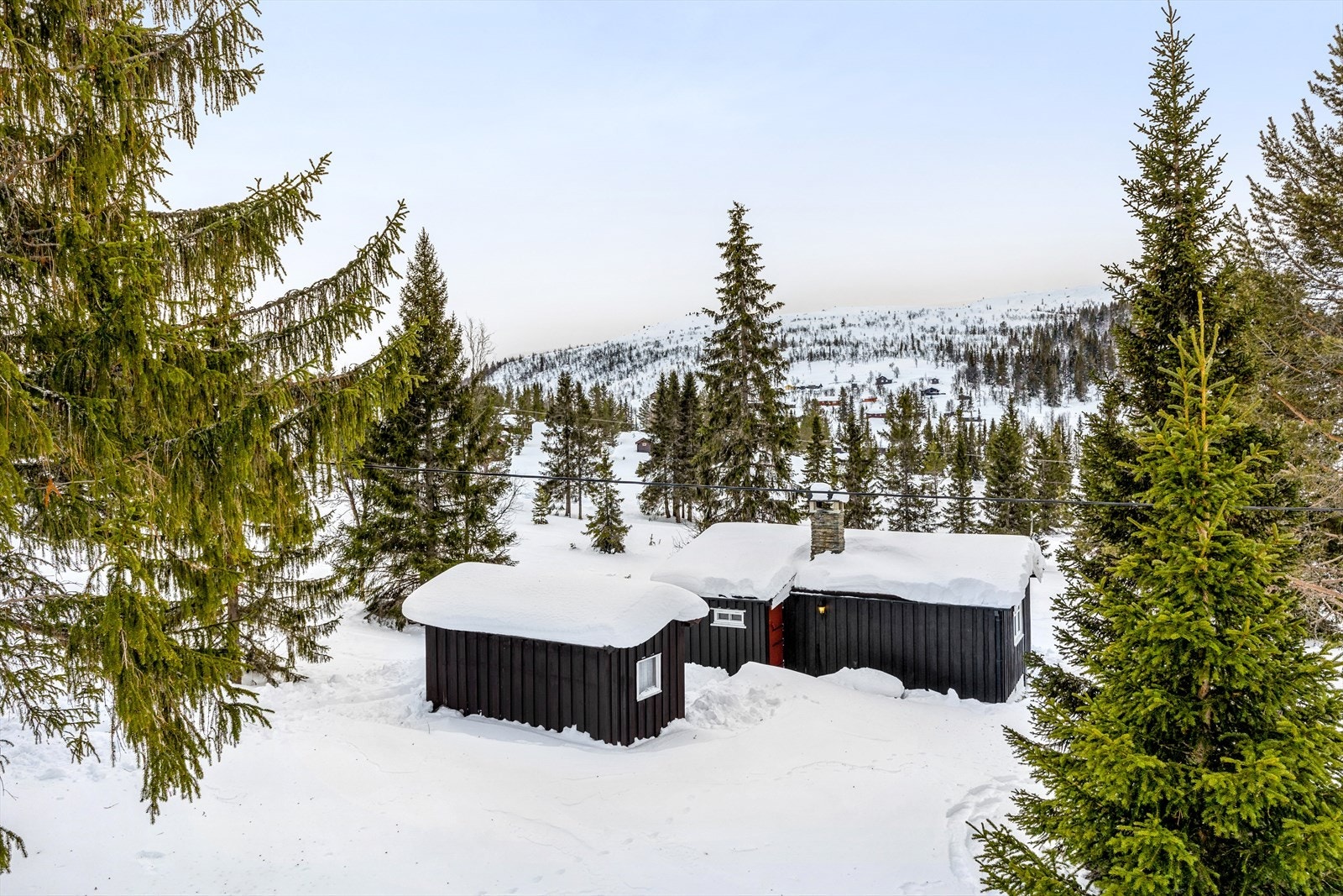 Hytta ligger særdeles fint til på Mysusæter, i et rolig område med et landskap preget av etablerte hytter og seterkveer, og med sol fra morgen til kveld. Galleribilde