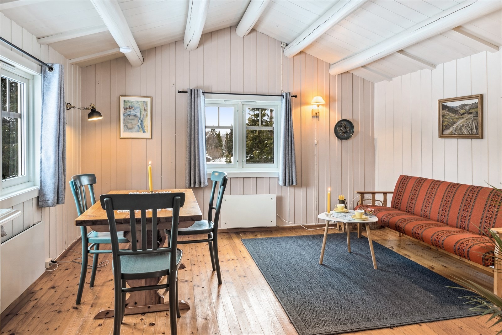 Lys og trivelig stue med åpen røste. Galleribilde