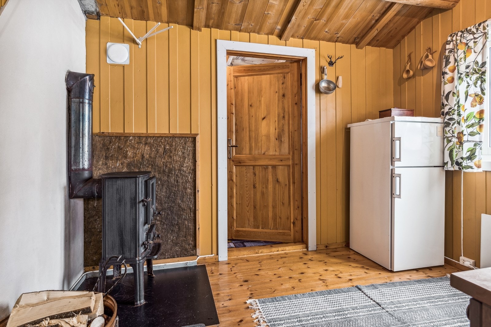 Sjarmerende kjøkken med plass til et mindre spisebord og med god skapplass. Galleribilde