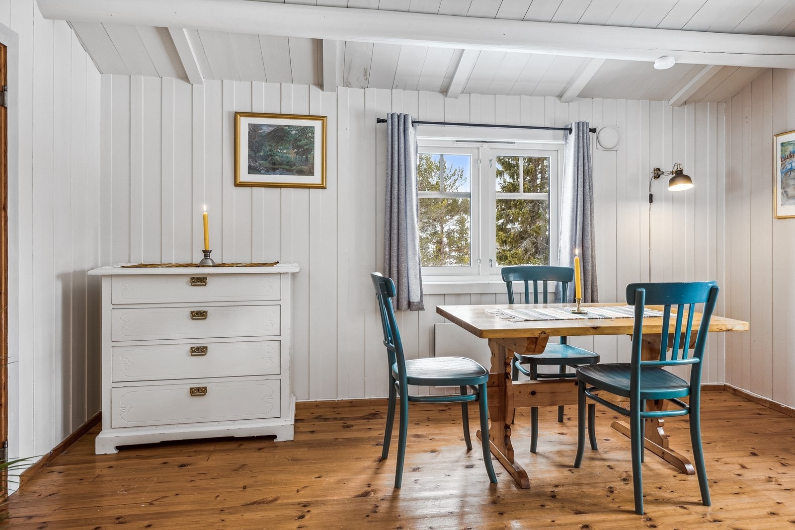 Flott utsyn gjennom vinduene. Det er også en nyere platting utenfor stueveggen, med gode solforhold og fin utsikt. Galleribilde