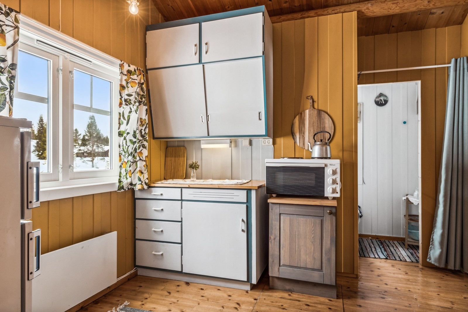 Enkel heltre/finer innredning fra byggeår som dels er malt og dels lakkert. Galleribilde