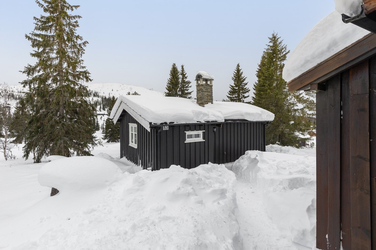 Om vinteren byr området på et godt etablert løypenett med milevis av oppkjørte og stikkede skiløyper, og gode muligheter for å sette sine egne skispor i fjell og skog. Skiløypene går like ved eiendommen. Galleribilde