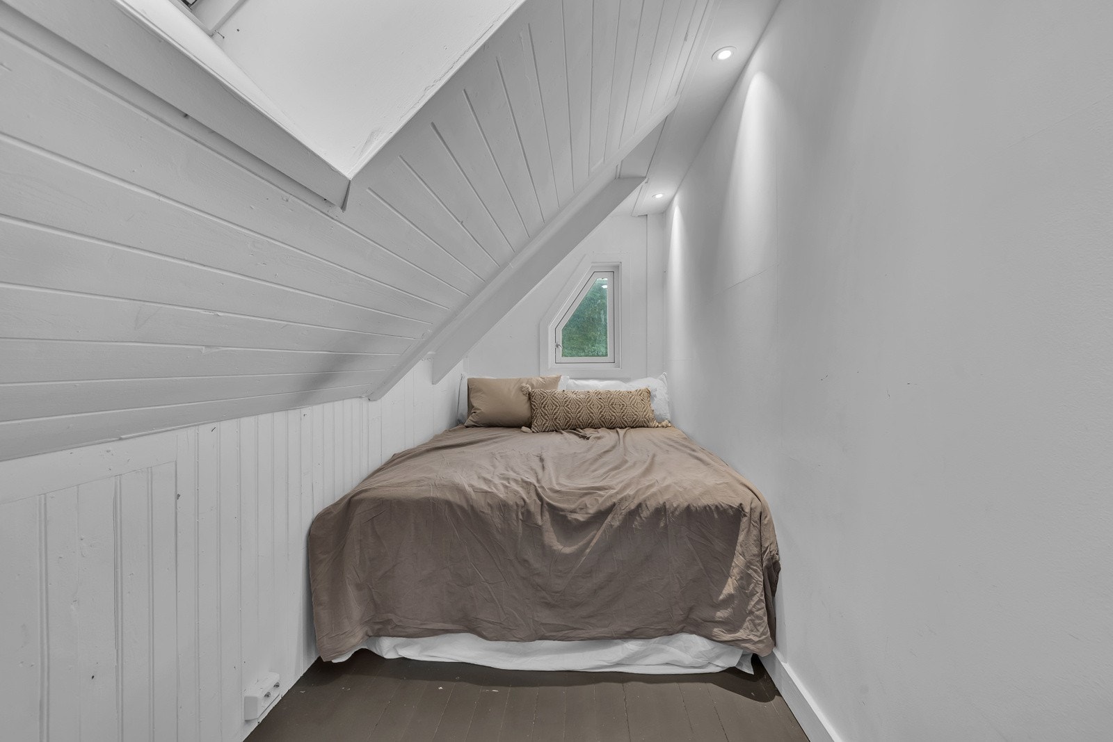 Rom på loft. Dette er ikke godkjent som soverom Galleribilde