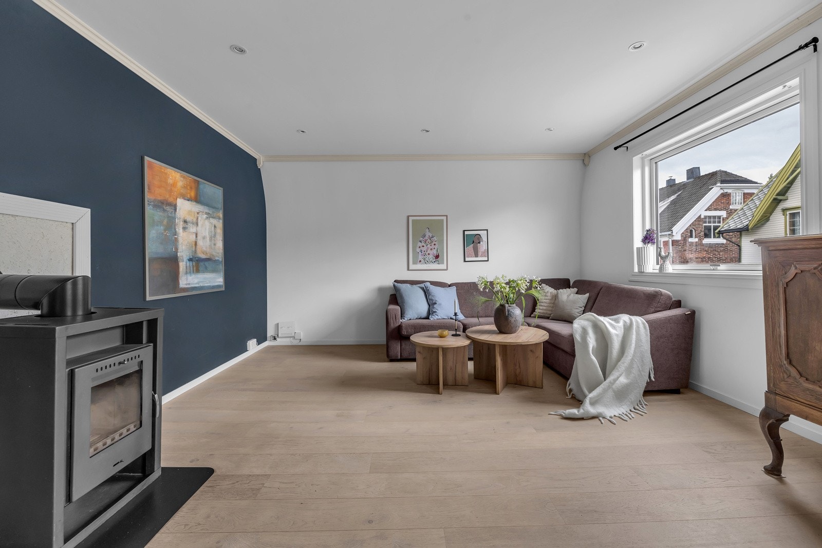 Stuen er romslig med svært gode møbleringsmuligheter Galleribilde