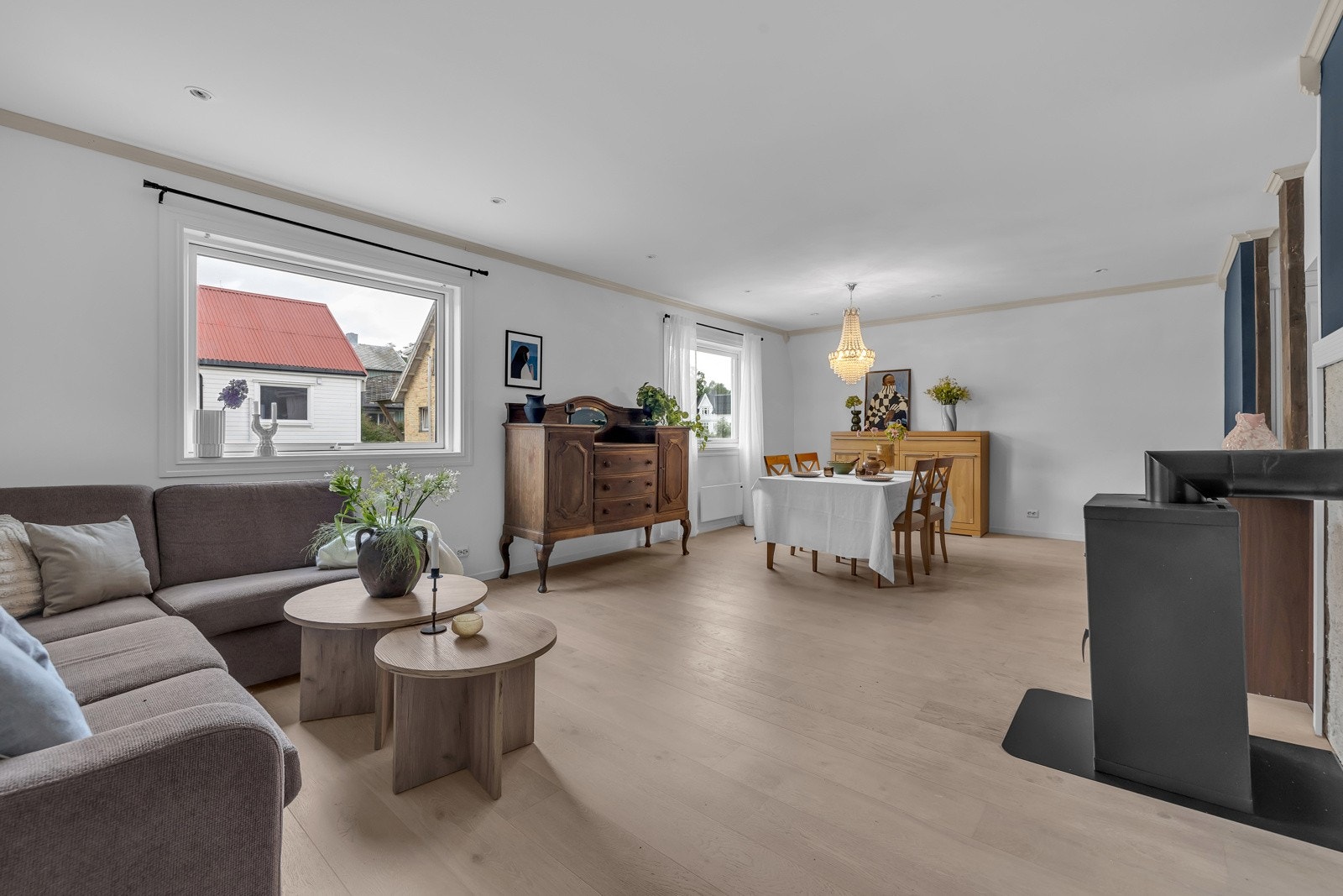 Ovn med vedfyring gir godt med varme til hele stuen Galleribilde