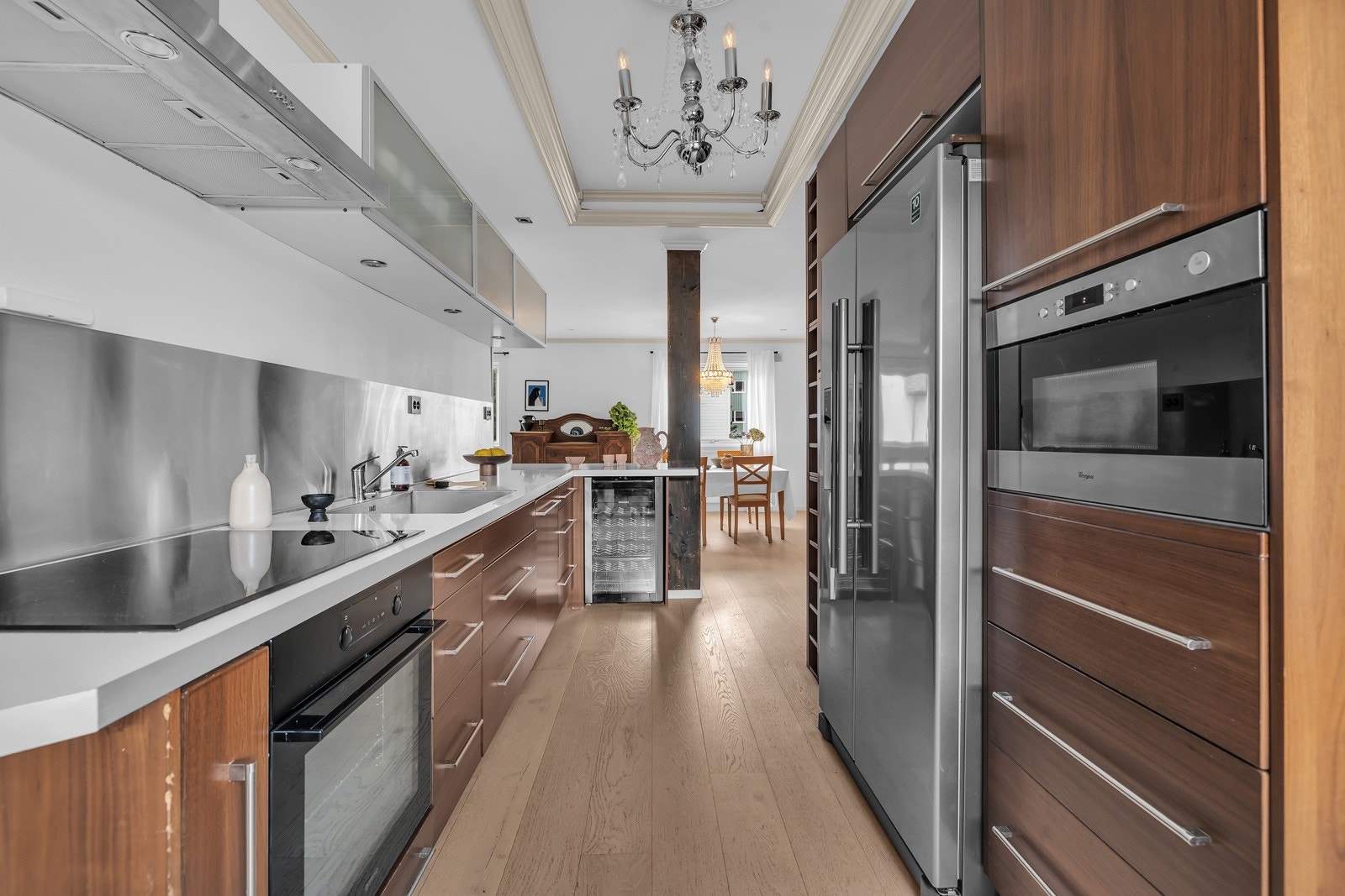 Stort kjøl- og fryseskap med isbitmaskin. Hvitevarer medfølger. Galleribilde