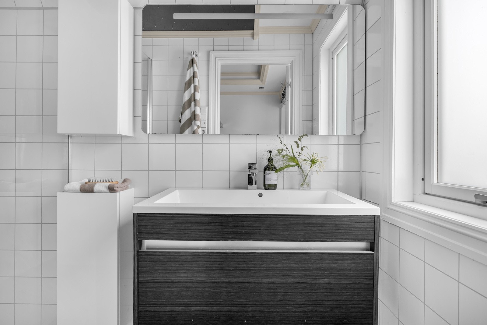 Komplett flislagt bad med gulvvarme. Romslig badromsinnredning. Galleribilde