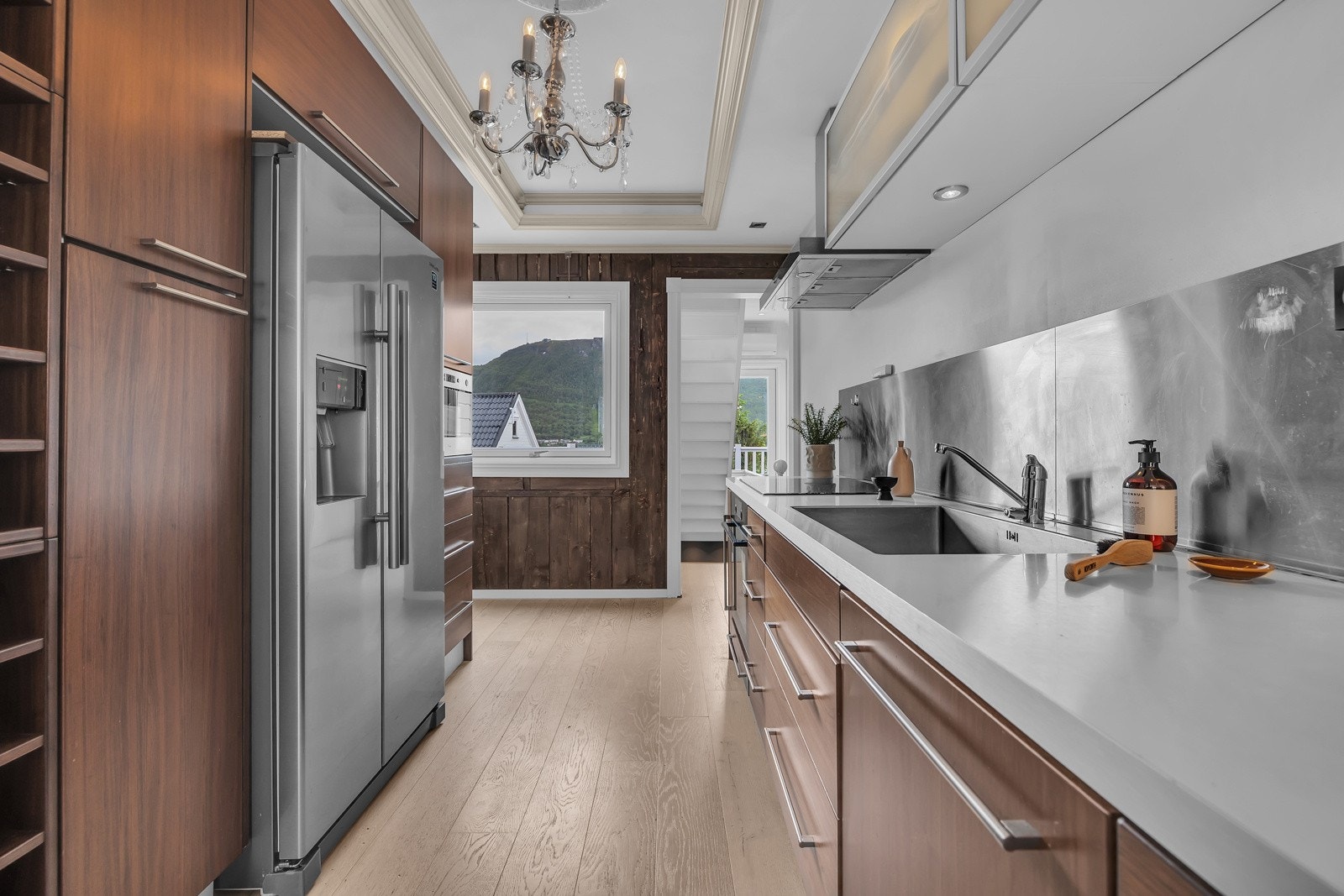 Moderne og stilrent kjøkken. Rikelig med skap - og benkeplass. Galleribilde