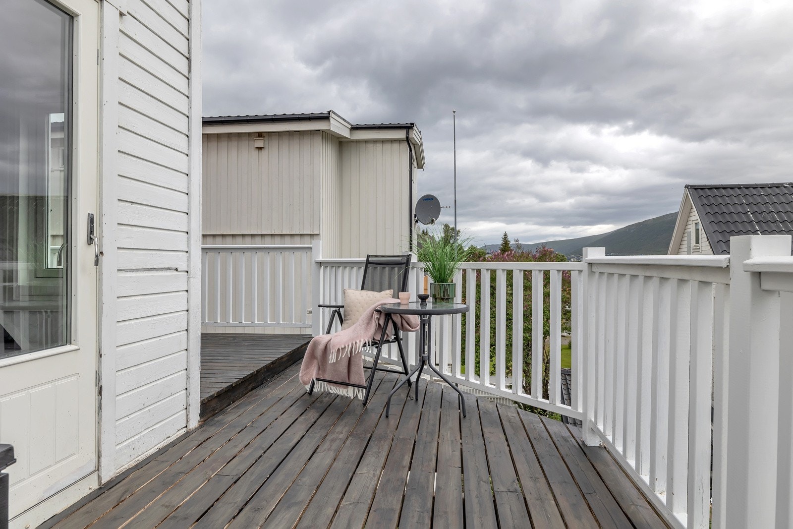 Balkongen går i en 180 graders vinkel rundt boligen og nyter dermed gode solforhold. Galleribilde