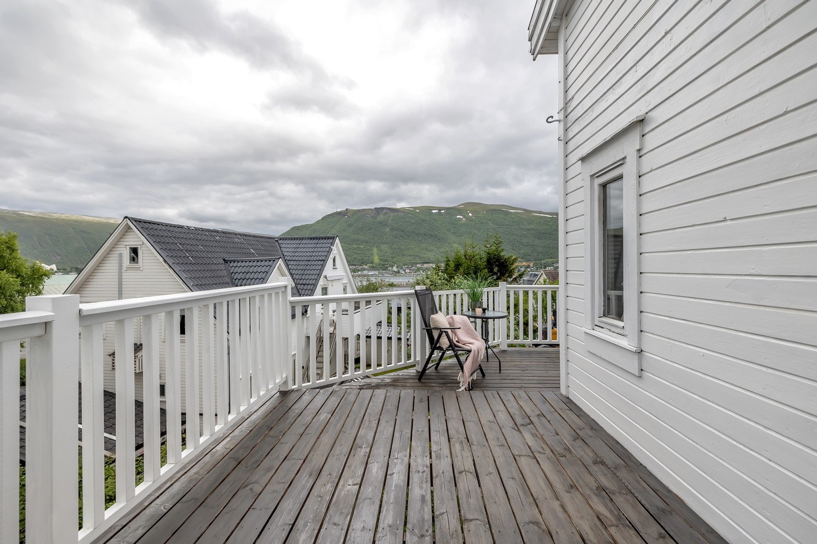 God plass til ulik utemøblement Galleribilde