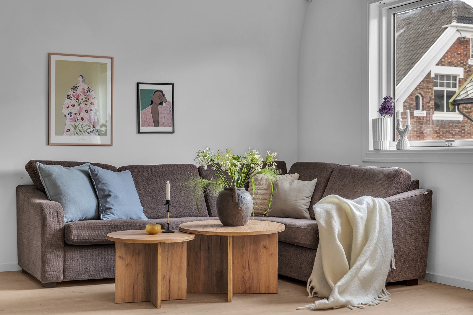 Store vinduer gir godt med naturlig lys Galleribilde