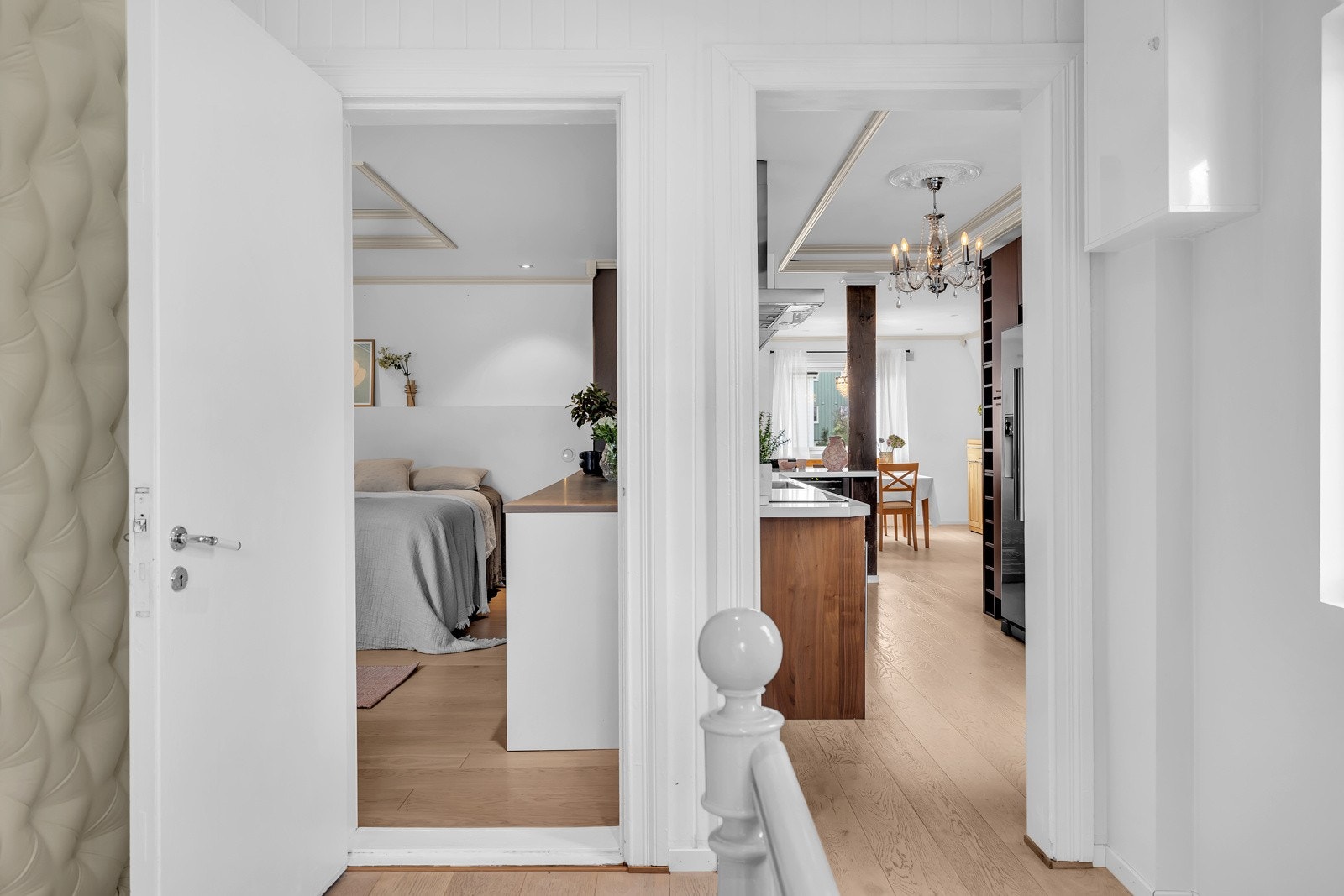 Trapp opp fra inngangsdøren. Her kommer du opp til en liten gang med inngang til kjøkken og stue, et soverom, toalettrom, en bod og utgang til balkong. Galleribilde