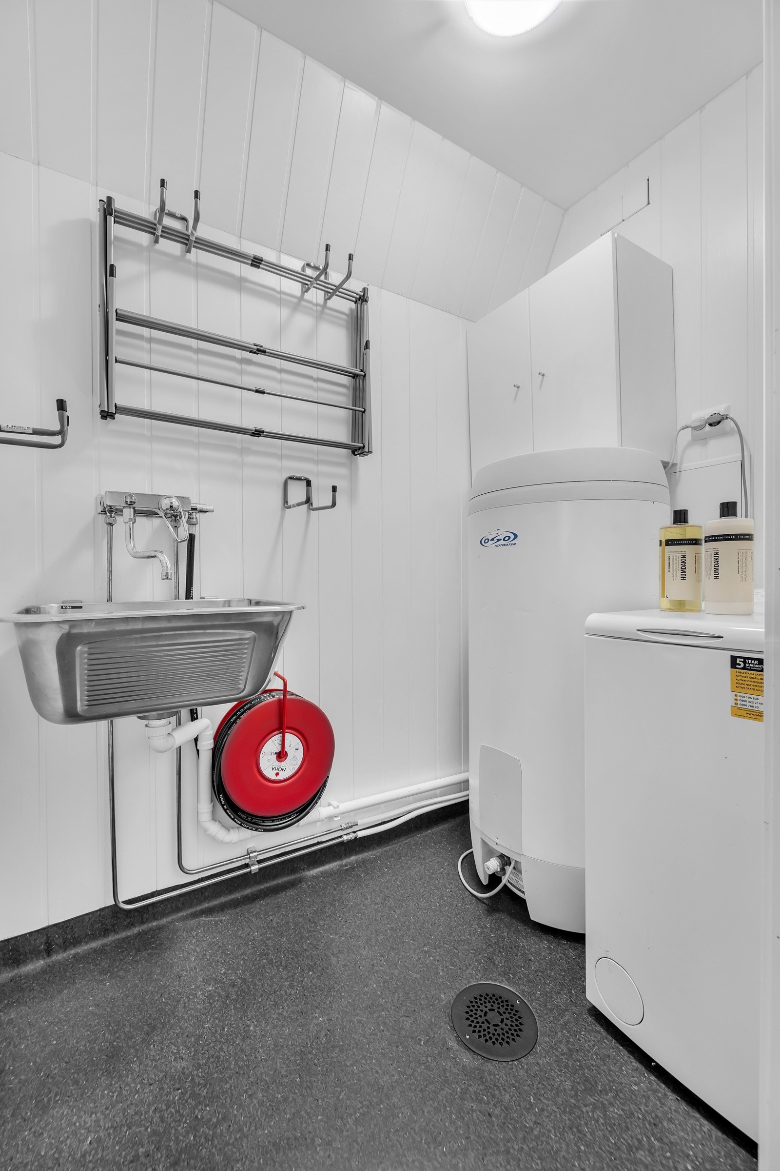 Praktisk vaskerom med inngang fra kjøkkenet. Galleribilde