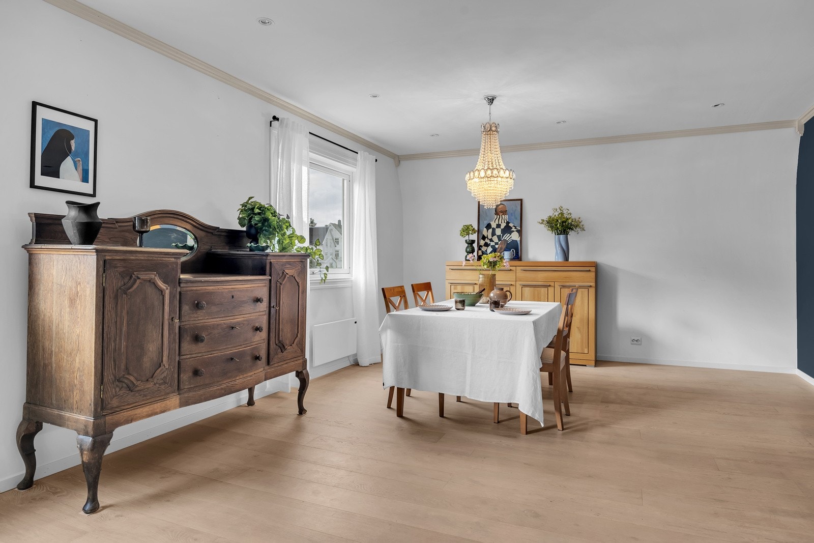 Noen oppbevaringsmøbler medfølger salget, blant annet skjenk til venstre på bildet Galleribilde