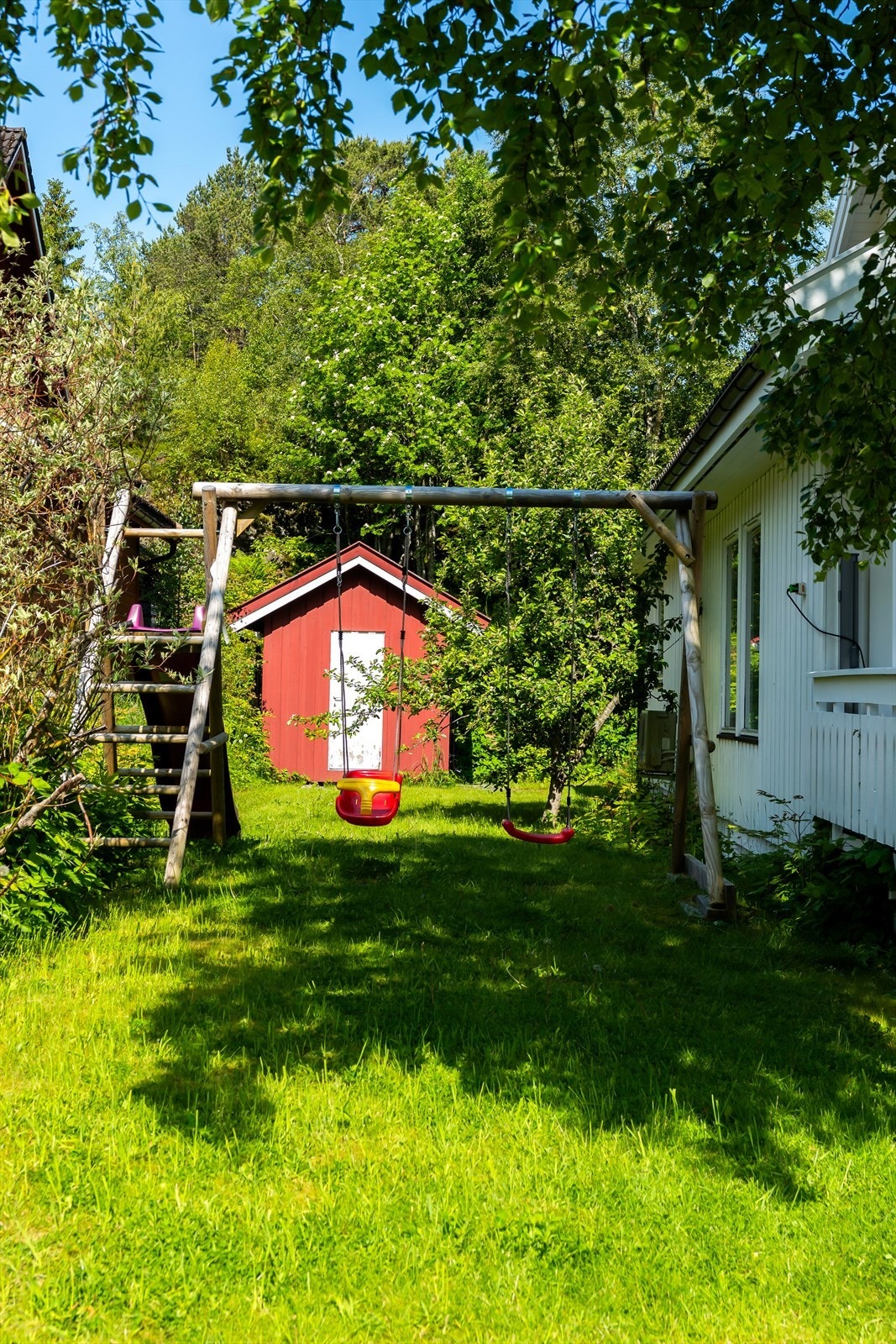 Redskapsboden er plassert på baksiden av huset og er praktisk for oppbevaring av gressklipper, sykler, bildekk o.l. Galleribilde