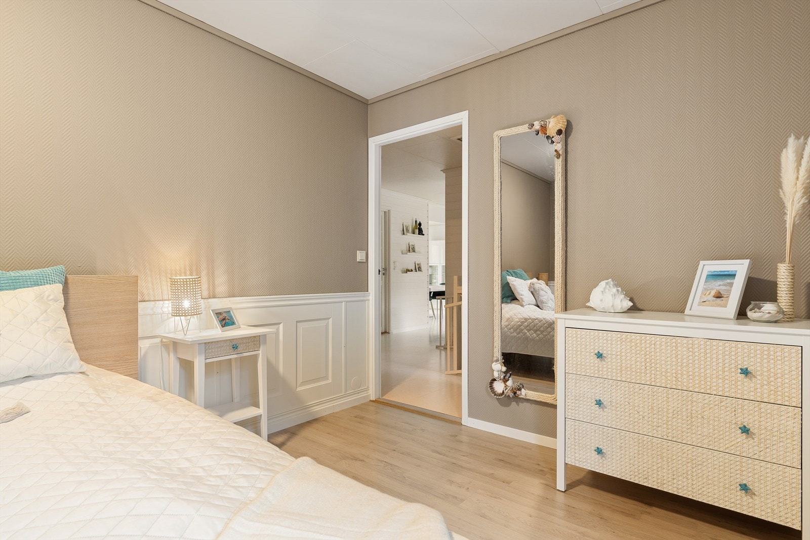 Det er lagt nytt gulv på soverommet i 2024. Galleribilde