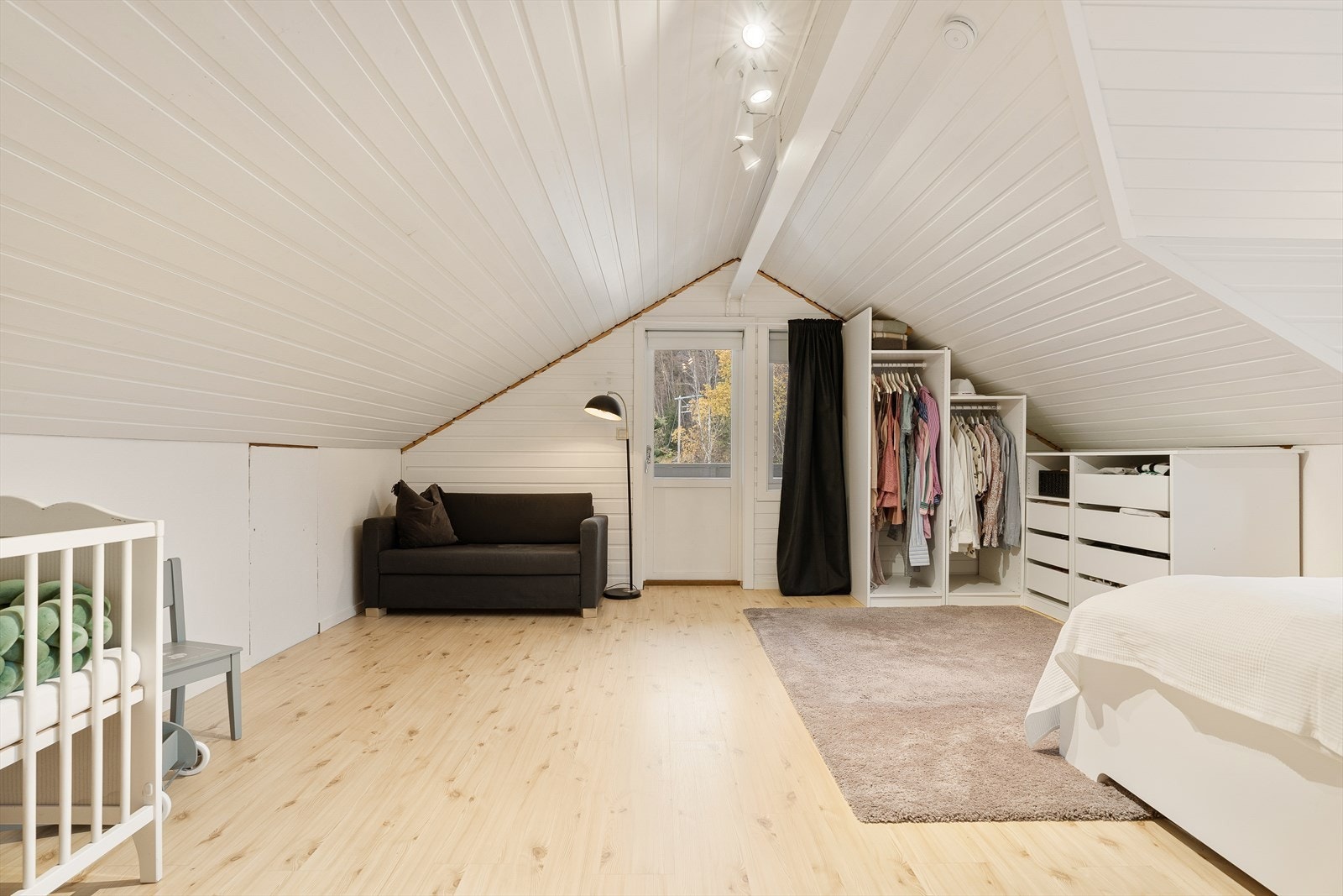 Fra soverommet har man direkte tilgang en balkong. Galleribilde