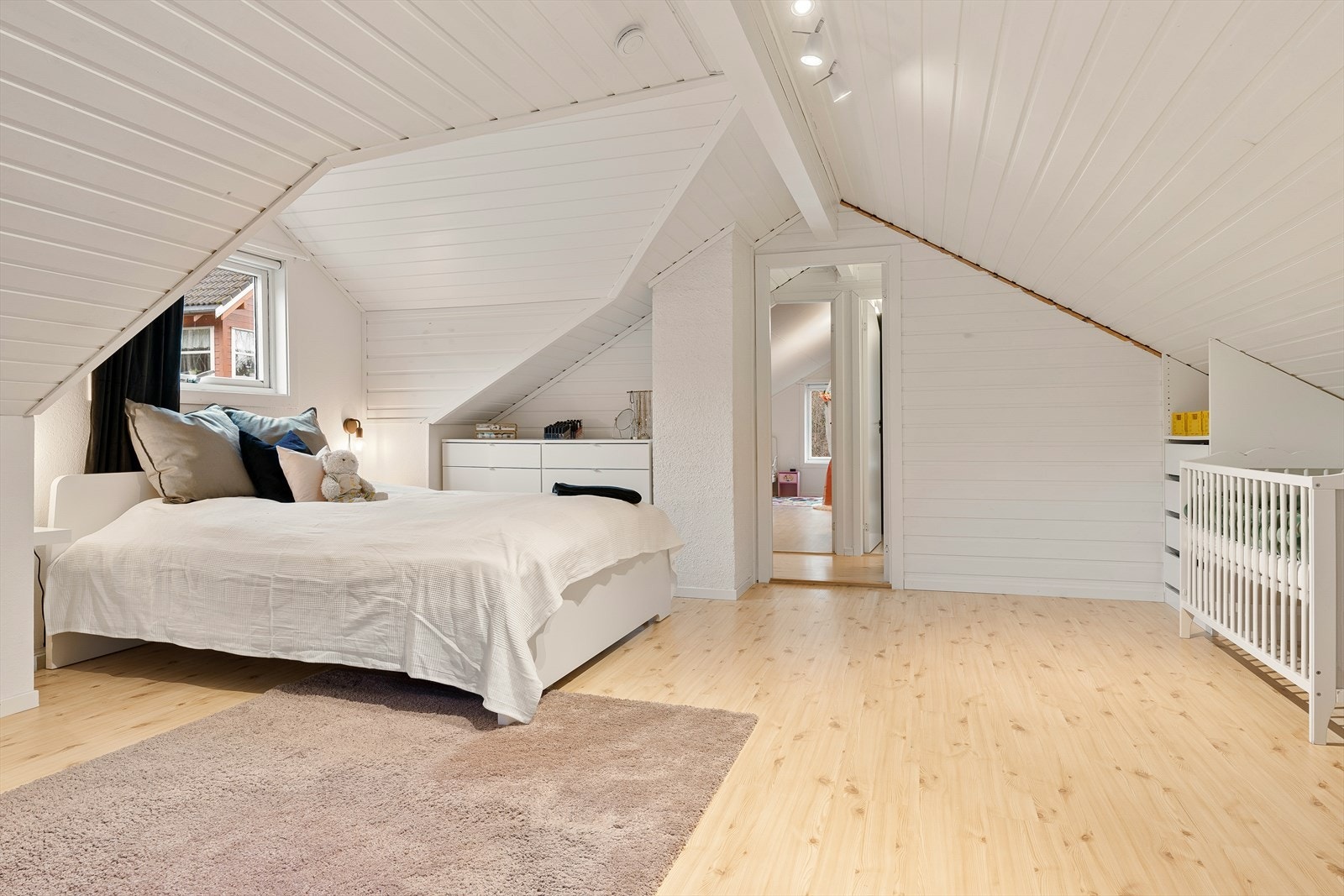 boligens hovedsoverom er plassert på loftet og er ca. 19 m². Galleribilde