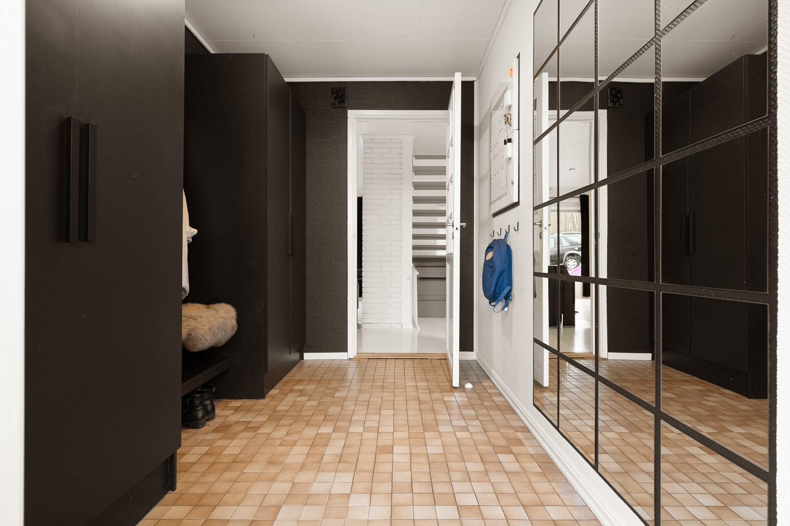 Gangen har to gode klesskap for oppbevaringsplass og klesheng. Galleribilde