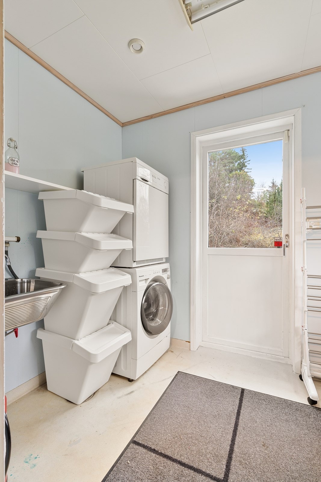 Praktisk vaskerom på 5 m² med egen utgangsdør. Galleribilde