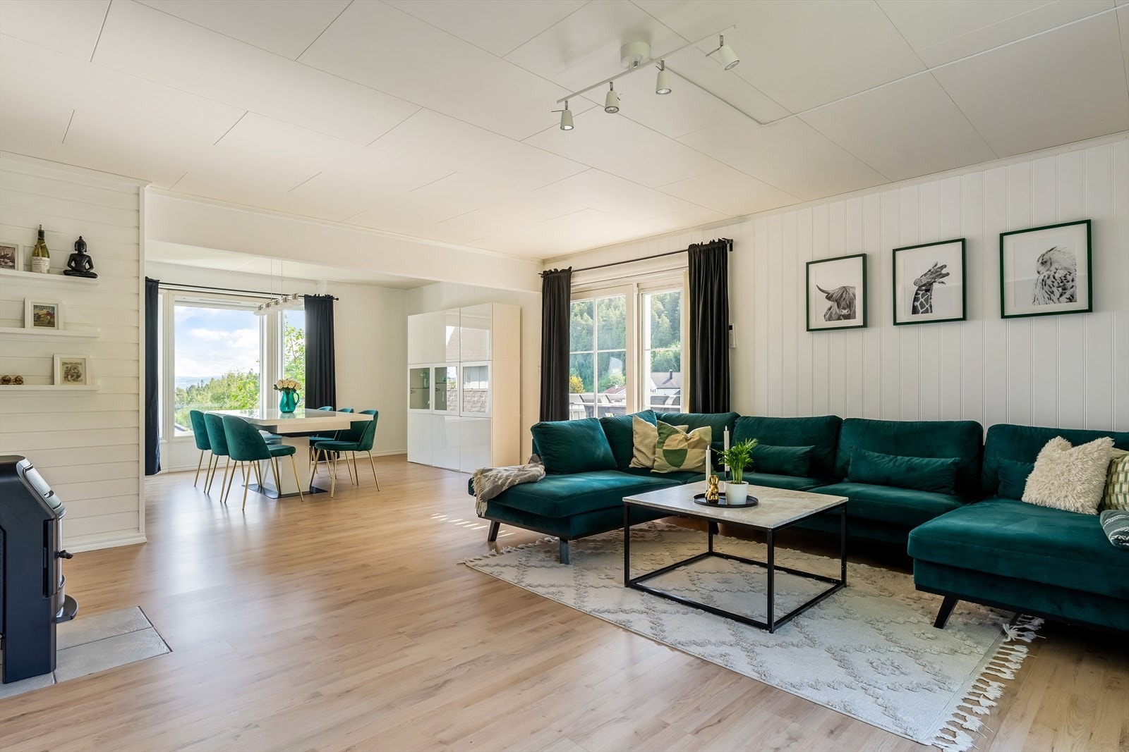 Fra stuen har man direkte utgang til boligens terrasse og hage. Galleribilde