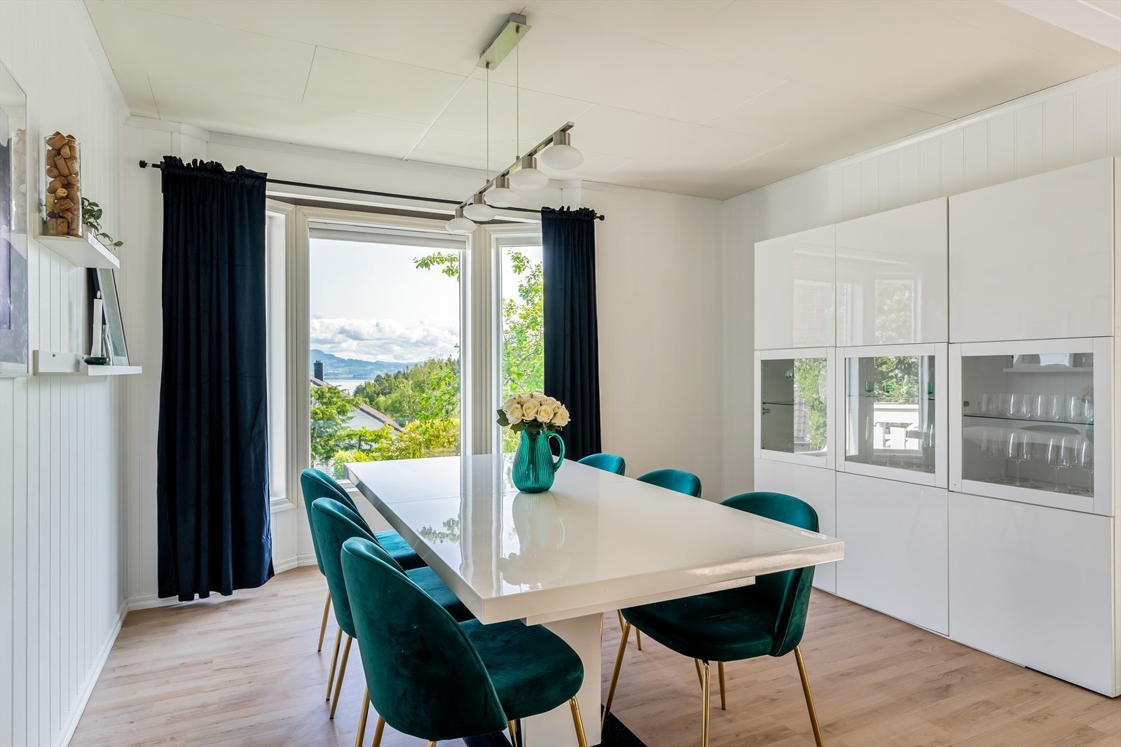 Rikelig med plass til en spisegruppe i egen sone. Galleribilde