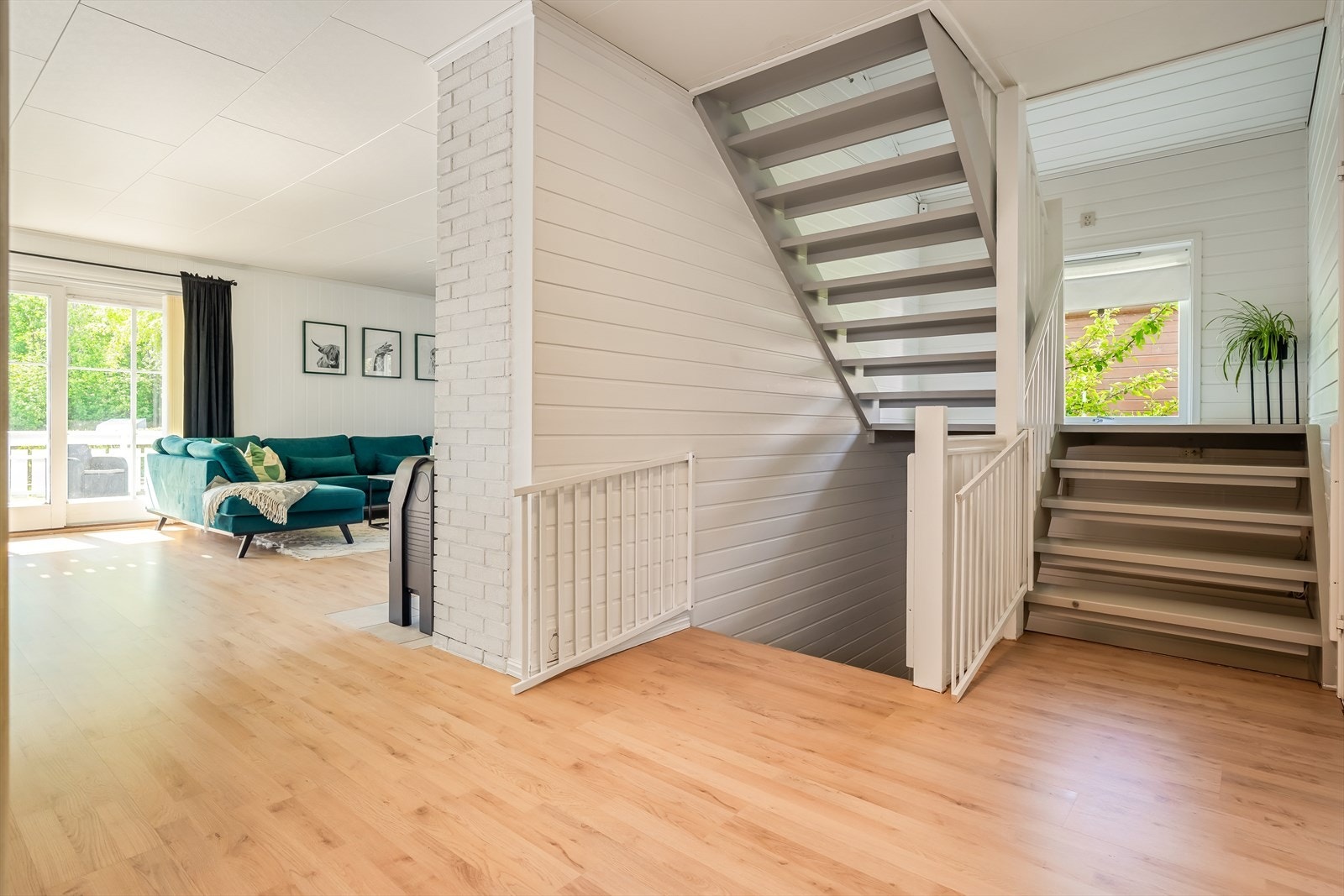 Gangen glir naturlig over til stuen, som utgjør romslige 51 m². Galleribilde