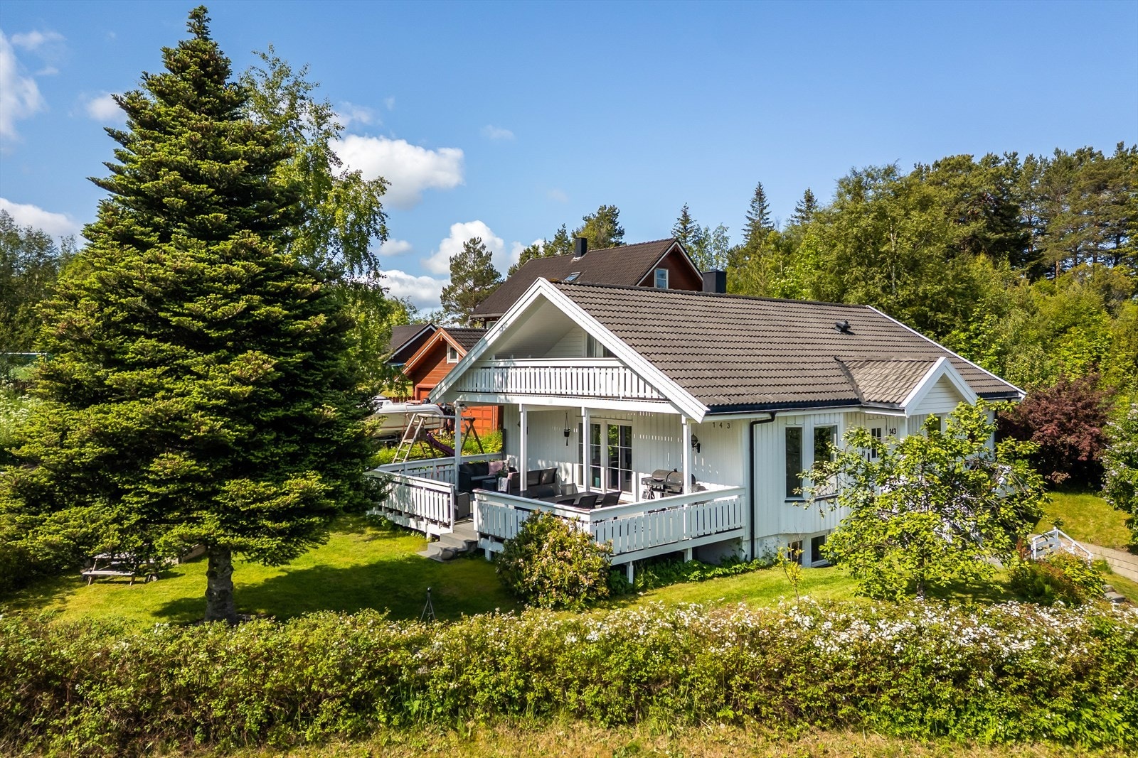 Eiendommen har en stor og flat tomt på 844 m². Galleribilde