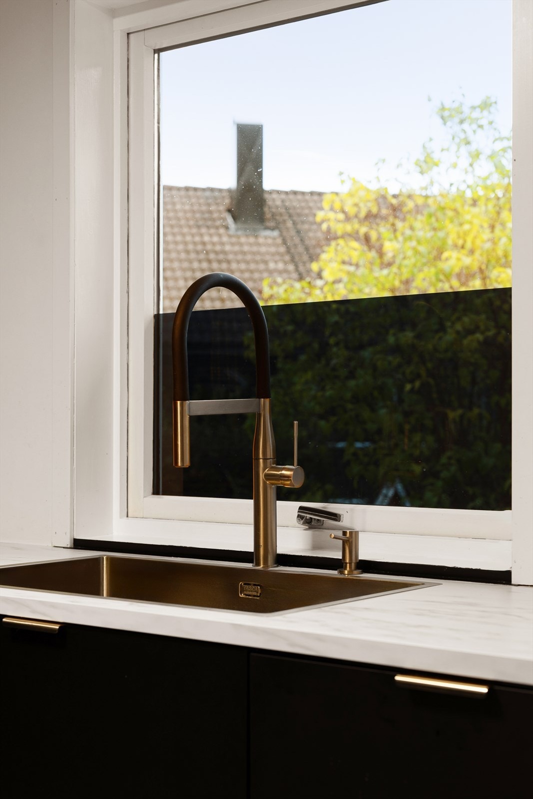 Kjøkkenet har en praktisk utforming, noe som gir godt med både skap- og benkeplass. Galleribilde